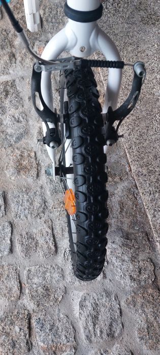 Bicicleta de criança com rodinhas de apoio  para iniciar