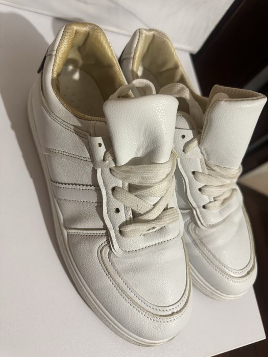 Білі кросівки.