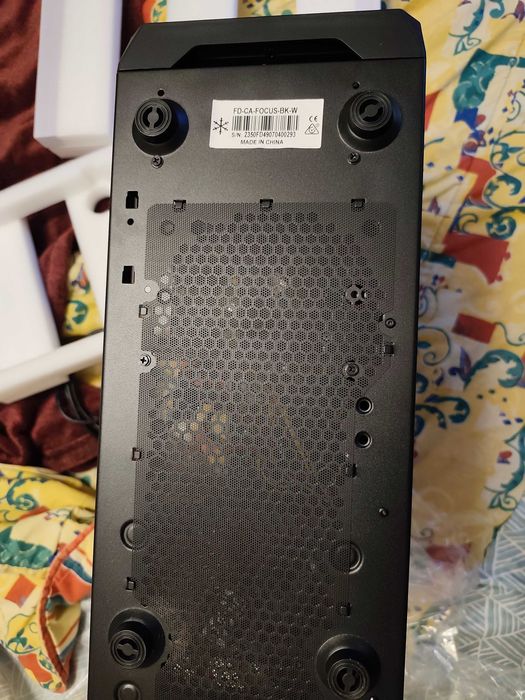 Desktop PC de marca branca e com luzes RGB