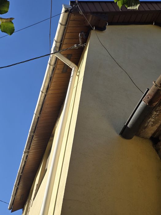 Продаж будинку-напівособняка розташований в спокійному районі міста