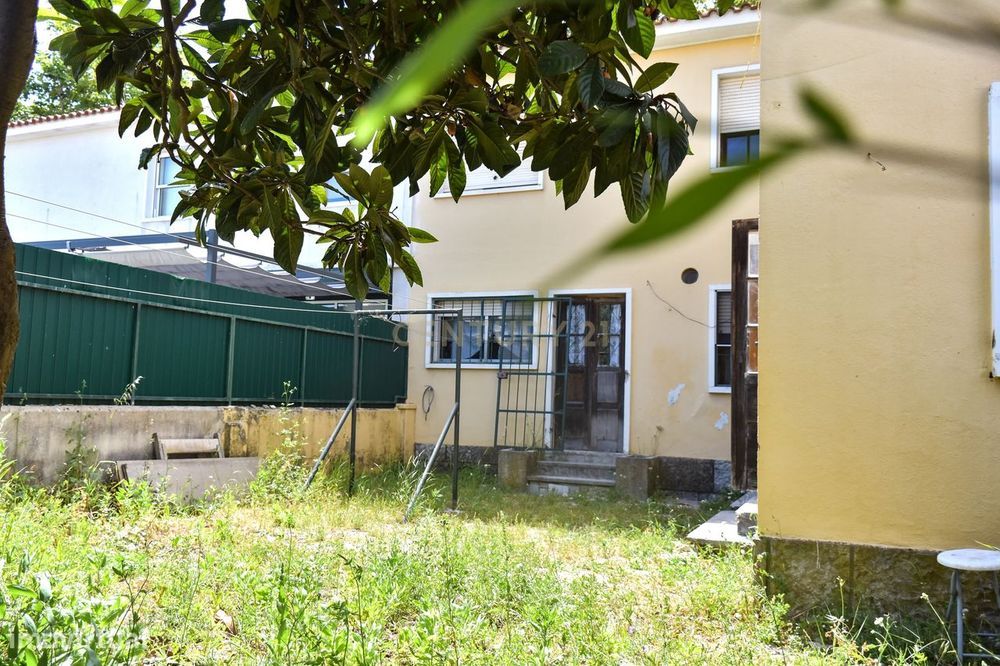 Oportunidade ! Moradia T6 para remodelar no Bairro de Sta. Cruz