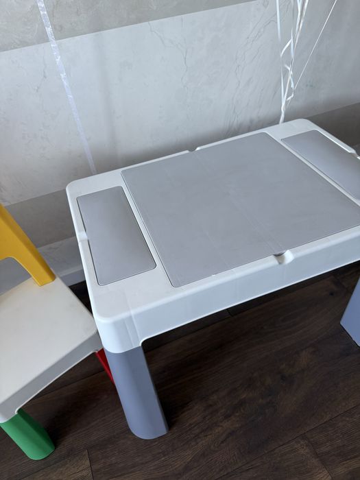 Дитячий стіл і 2 стільця