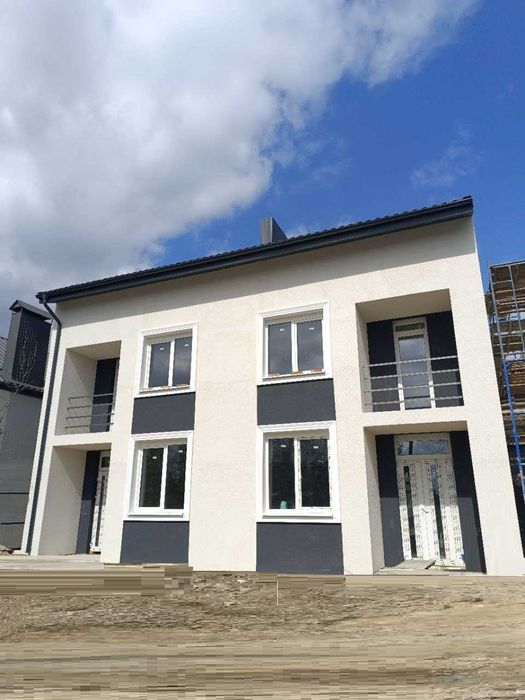 Продаж дуплекса  в дуже затишній та спокійній локації.