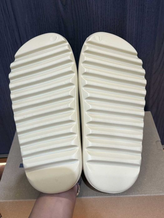 Biały kapcie Adidas Yeezy 39