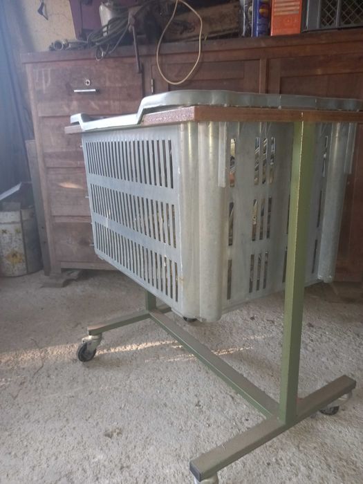 Cesto com transportador ferro e rodas