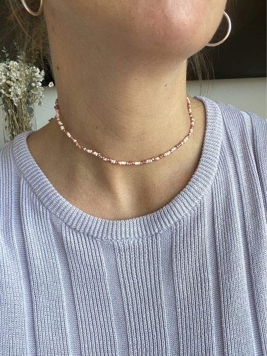 Colar de missangas com aço dourado