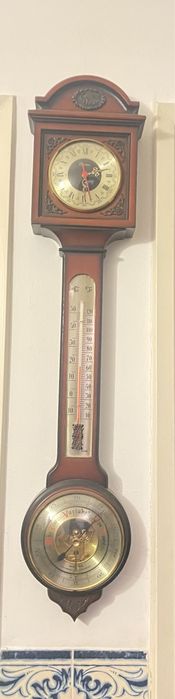 Relógio de parede em madeira com termómetro