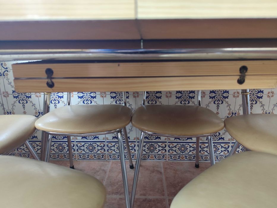 Vende-se mesa oval extensível com 6 cadeiras incluídas.