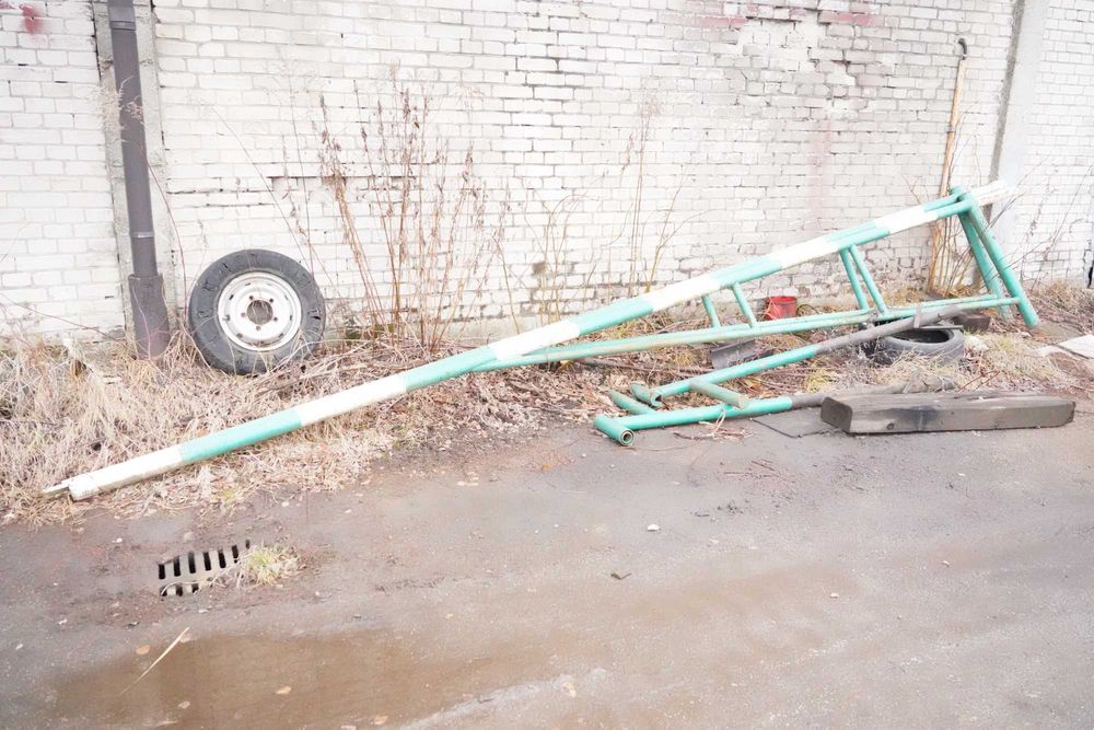 Szlaban wjazdowy, rogatka leśna