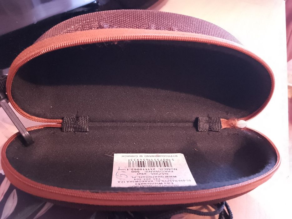 Etui na okulary, twarde, zasuwane, duże.