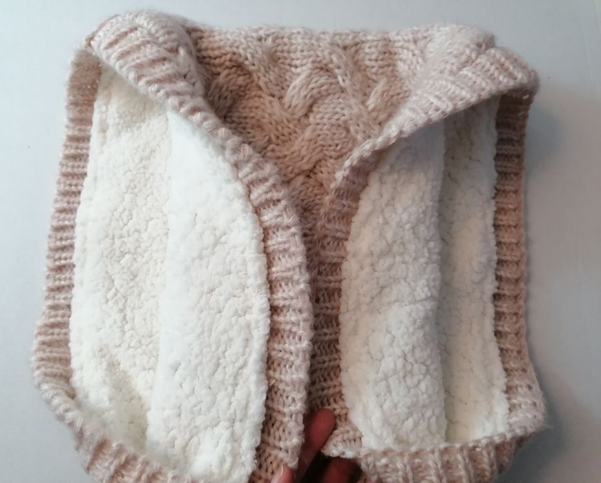 Gola em lã e forrada 35 x 35 cm