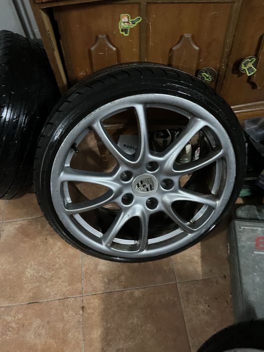 Jantes porsche com peneus vendo o conjunto