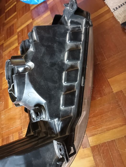 Farol / Ótica direita Peugeut 206 	Em bom estado