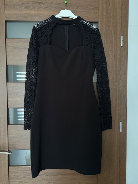 Koronkowa sukienka ze stójką