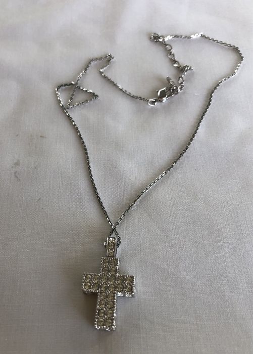 Cruz Swarovsky e fio