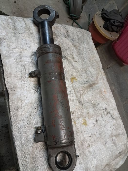 Siłownik do koparki atlas 1304 oraz 1404