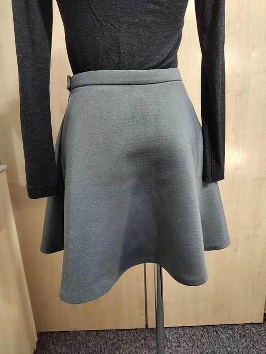 Urocza trapezowa krótka spódniczka z piankowego materiału COS S 36