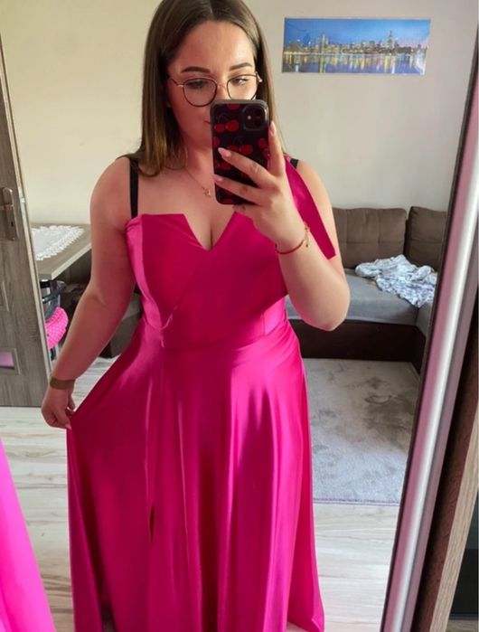 Różowa długa sukienka z asymetrycznym dekoltem