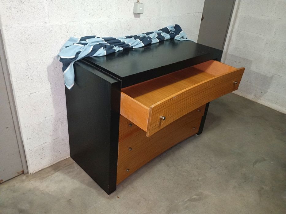 Cómoda com espelho completamente impecável, robusta ,linhas modernas 
Medidas:120/90/52cm