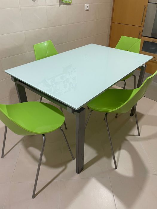 Mesa de cozinha extensível  em vidro branco e estrutura em aço