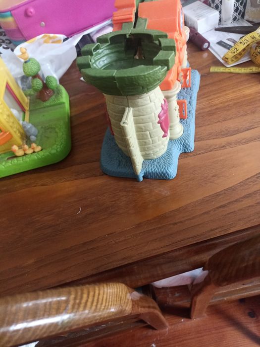 2 casinhas para brincar para oferecer às suas meninas, estão a funcion