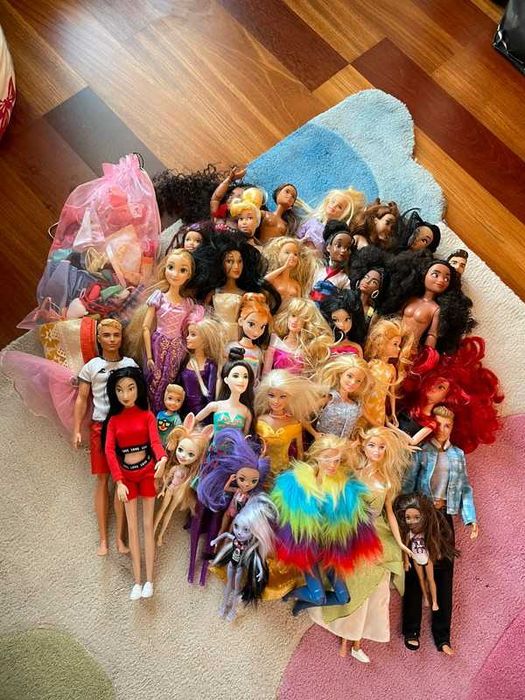 Lote de Barbies, Kens e outras bonecas