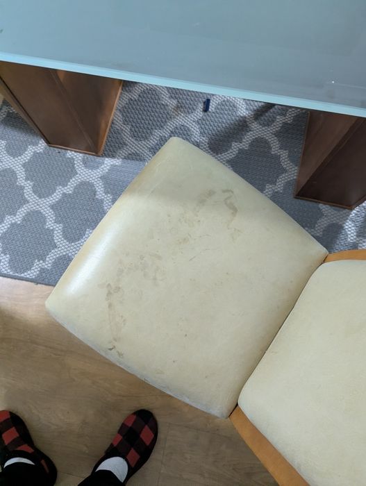 Conjunto de sala de jantar - mesa e 4 cadeiras