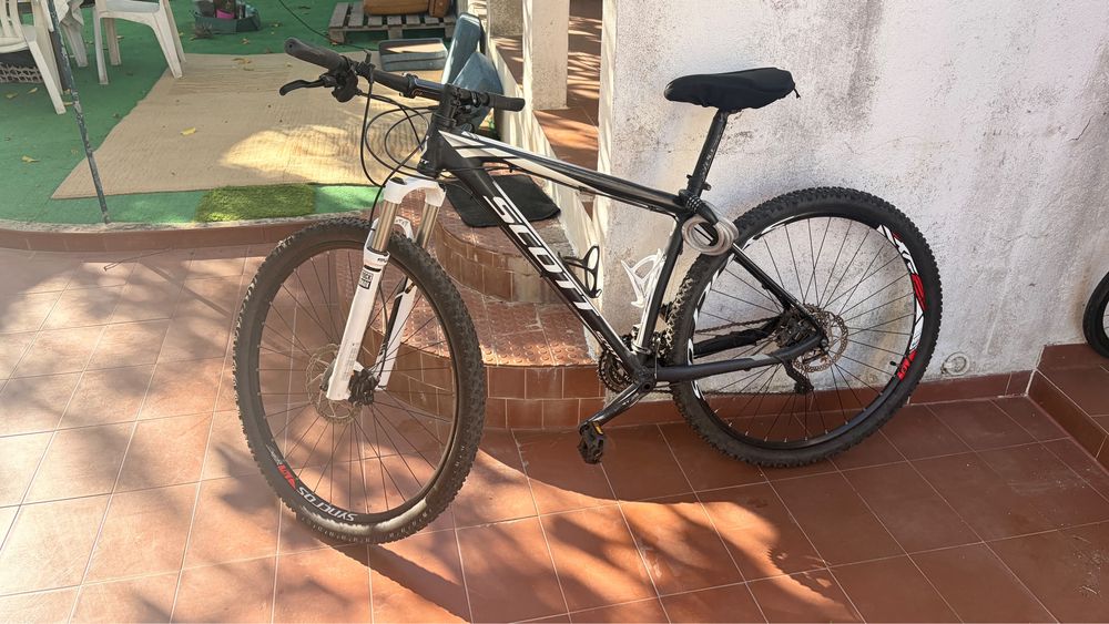 Bicicleta Scott BTT – Suspensão RockShox e travões de disco hidráulicos