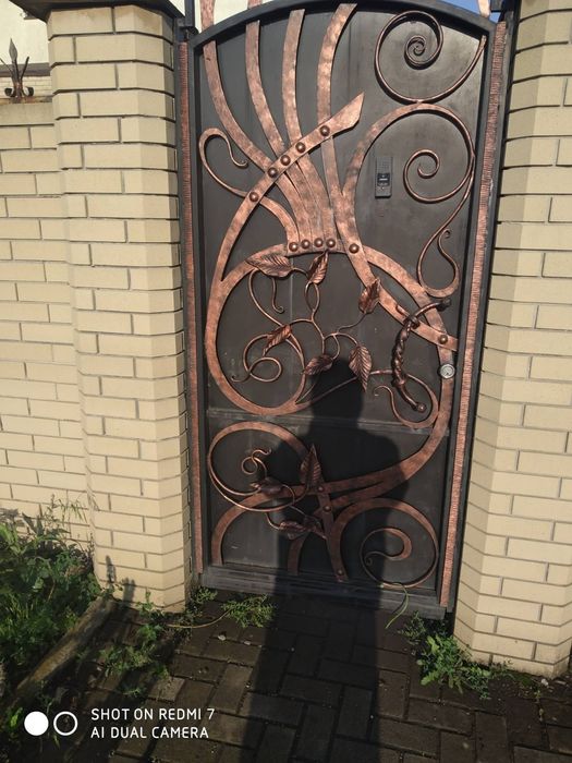 В'їзна група: ковані ворота 3 метри ширина та 2метри висота