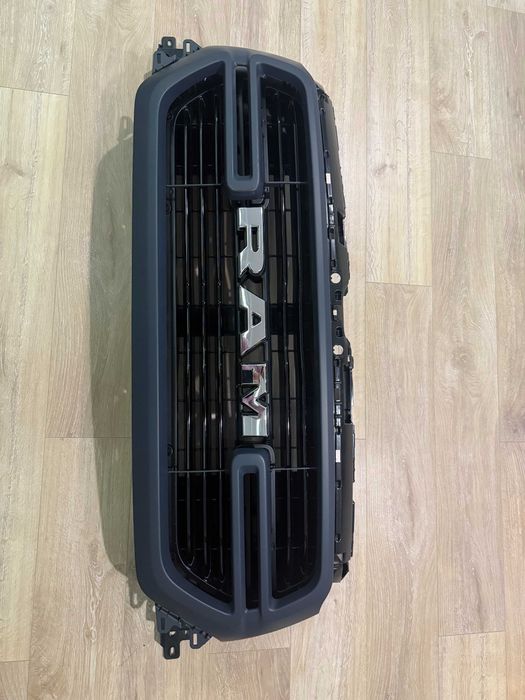 Atrapa grill  podstawa litery Dodge Ram 1500  DT V 2019-ORYGINAŁ NOWY