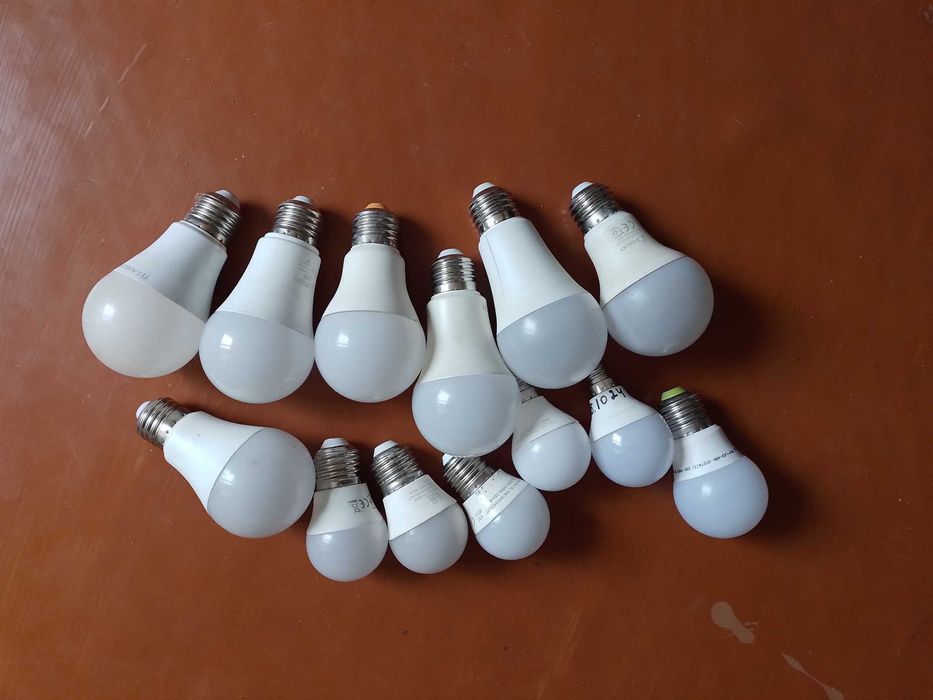 Лед лампочки не рабочие.