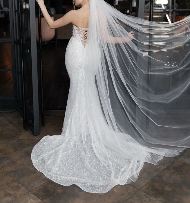 Весільна сукня зі шлейфом!