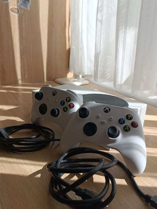 Xbox Series S
**Пам'ять:** 512 ГБ
**Комплект:** * Консоль
 * 2 джойстики
 * Кабель HDMI
 * Кабель живлення
**Стан:** Мікроподряпини, одна