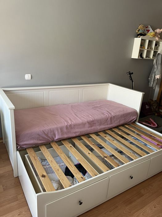 Cama individual/casal com arrumação, branca