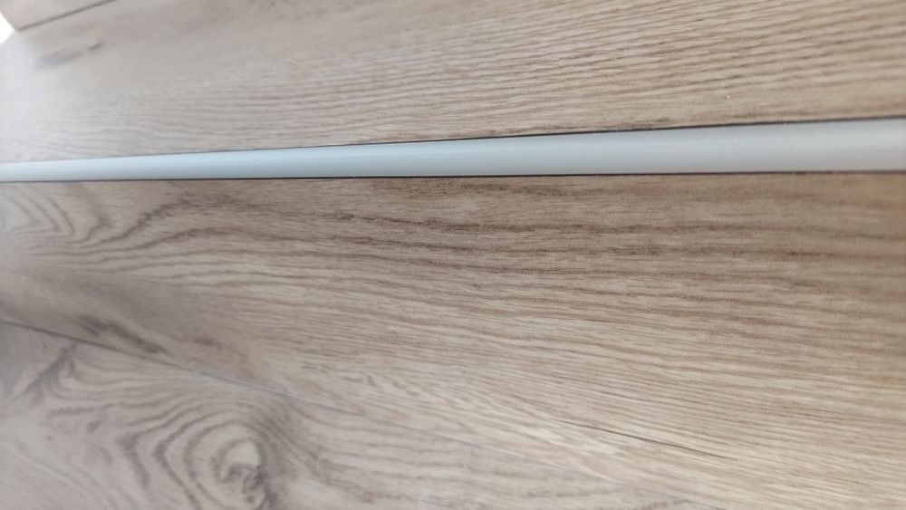 Listwy do wykończenia schodów panelami winylowymi