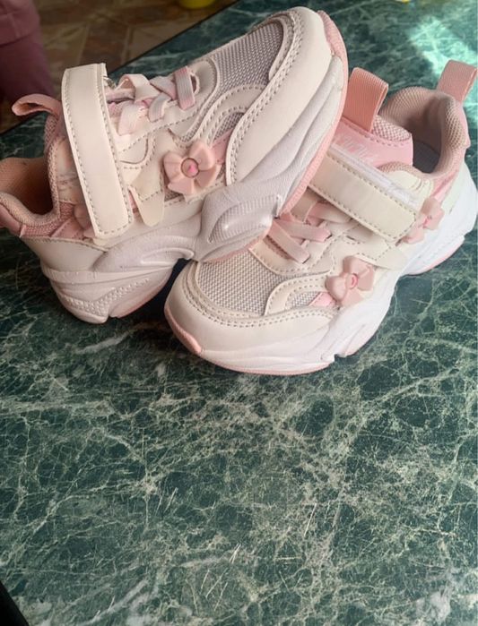 Продам кросівки на дівчинку