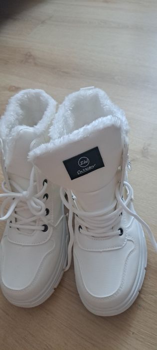 Buty białe ocieplane lekkie wygodne nr 39