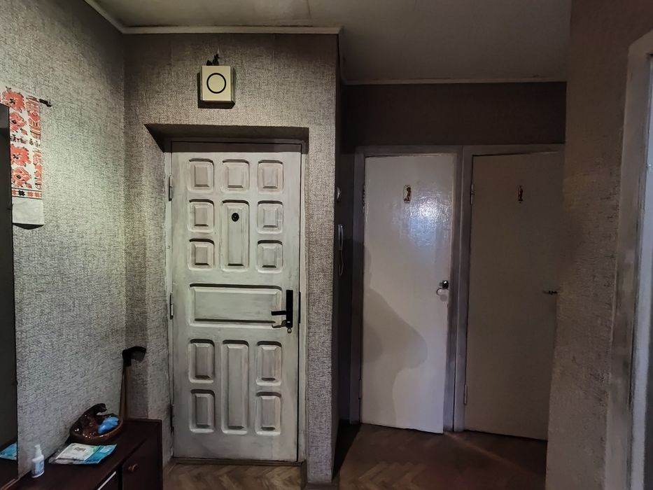Продається невеличка трикімнатна квартира на масиві. 37500$