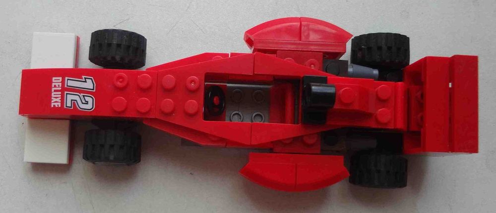 Красная гоночная машина LEGO