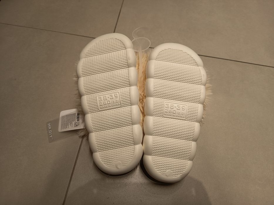 Nowe jasne kapcie buty futrzane