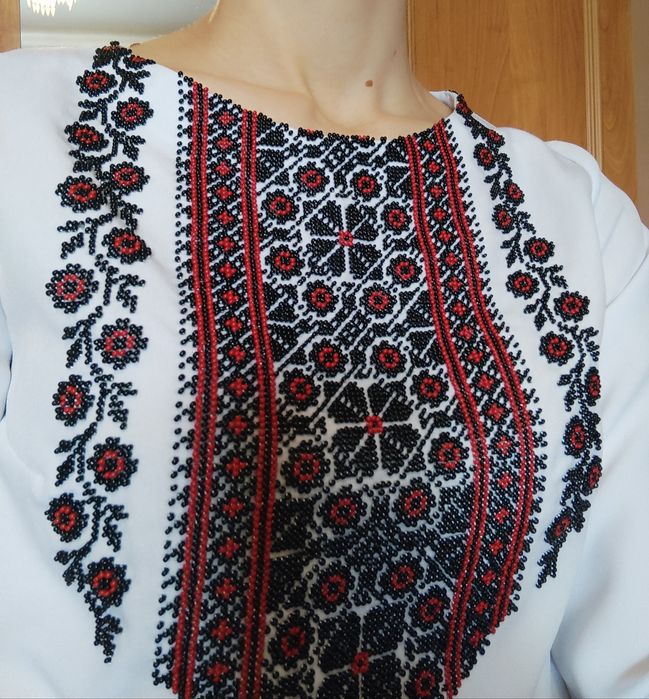 Жіноча вишиванка вишита бісером