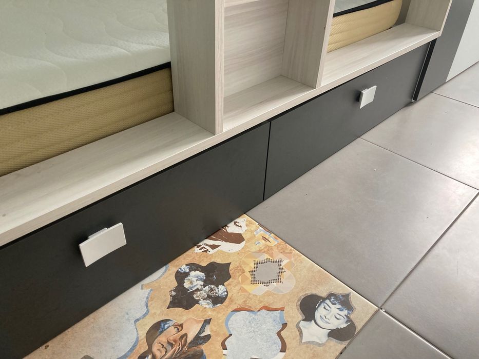 Beliche para 2 adultos com um armário e duas gavetas integrados