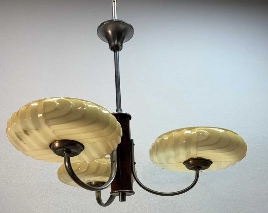 Lustre Art Déco de três luzes com corpo de metal  cúpulas de vidro