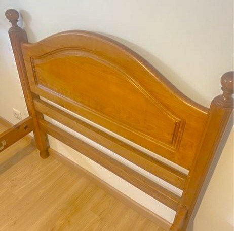 Cama de solteiro/ corpo e meio mogno