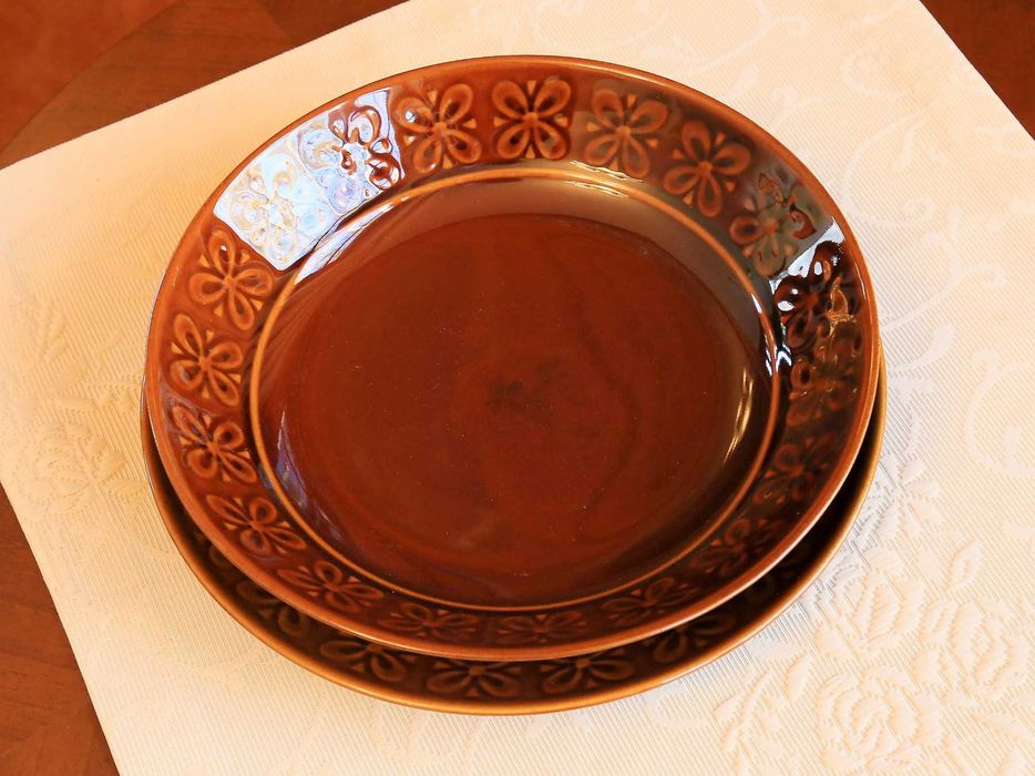 Pruszkowski porcelit „Kokardki” – serwis w stylu PRL