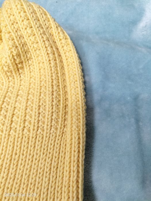 В'язана шапка з мериносу (осінь, весна)