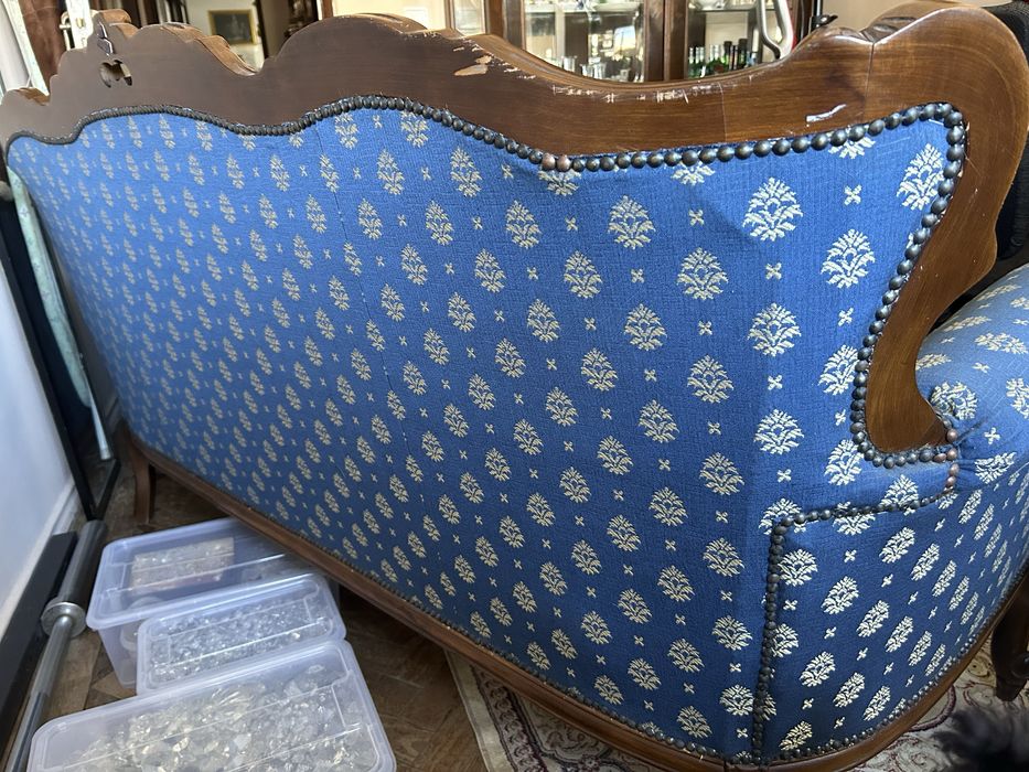 . Sofá antigo em excelente estado de conservação.