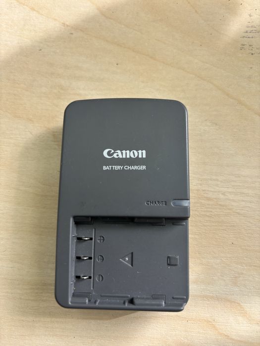 Зарядний пристрій  Canon