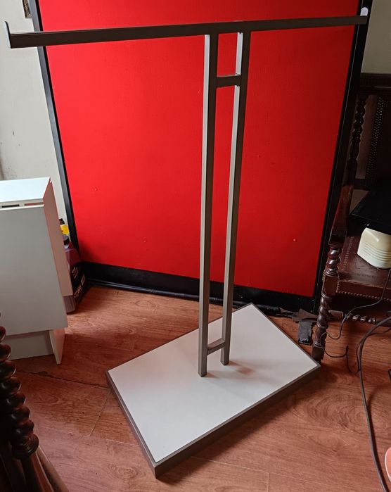 Cabide metálico dois braços