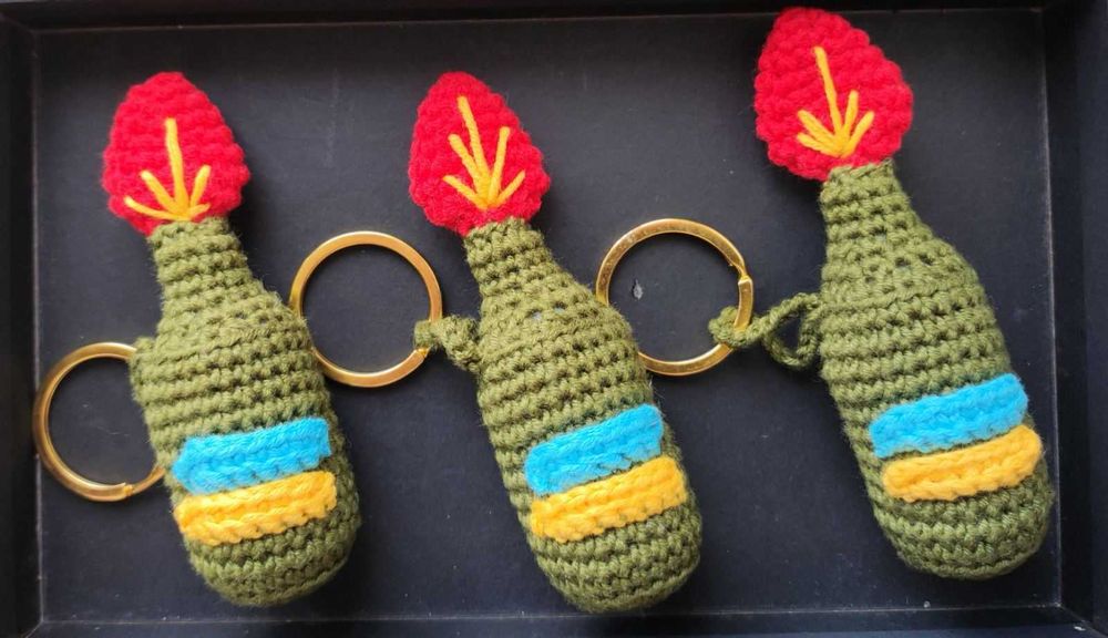 Брелок Сердце Украины. Сувенир.  Вязаный. Ручная работа Амигуруми.